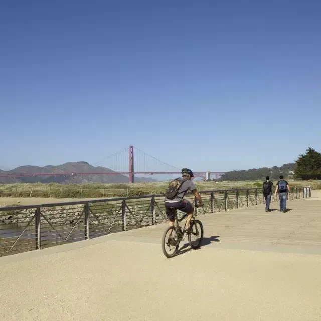 A man rides a bike along a trail at Crissy Field. 贝博体彩app，加利福尼亚.